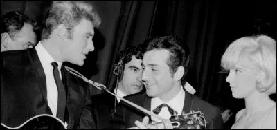 Quelle mode vestimentaire accompagne le mouvement yéyé ?