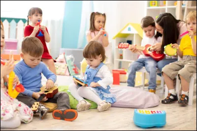 J - Quel terme d&eacute;signe une structure &eacute;ducative accueillant les jeunes enfants avant leur entr&eacute;e &agrave; l'&eacute;cole maternelle ?