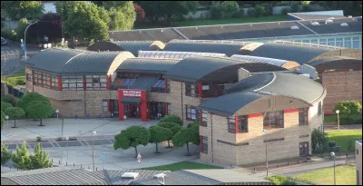 U - Quel &eacute;tablissement d'enseignement sup&eacute;rieur permet aux &eacute;tudiants de poursuivre des &eacute;tudes apr&egrave;s le baccalaur&eacute;at ?