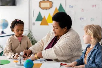 I - Quel est le nom de la politique visant &agrave; int&eacute;grer les &eacute;l&egrave;ves en situation de handicap dans les classes ordinaires, avec des am&eacute;nagements adapt&eacute;s ?