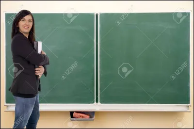 [Deuxième mise en scène] - Tu arrives en cours, et contrairement à ce qu'on t'avait dit, le professeur est présent. Vous devez vous mettre debout et attendre qu'il vous autorise à vous asseoir.