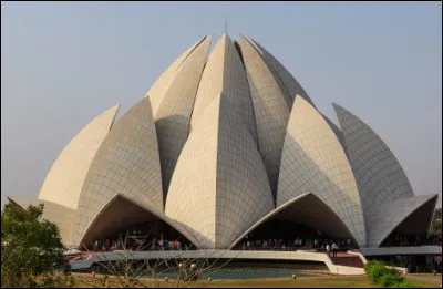 Comment s'appelle ce bâtiment, lieu calme et paisible entouré de jardins, situé à New Delhi ?
