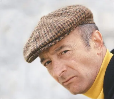 Qui est ce dialoguiste, auteur de cette citation : ''Les traditions ? C'est comme &ccedil;a qu'on appelle les manies d&egrave;s qu'il s'agit de f&ecirc;tes militaires ou religieuses.'' ?