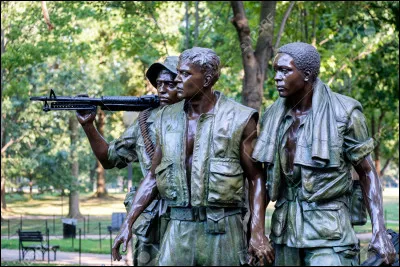 Quelle guerre a débuté en 1964 dans un pays asiatique et s'est terminée 11 ans plus tard ?