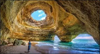 Combien d'archipels situés dans l'océan Atlantique appartiennent au Portugal ?