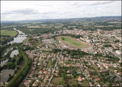 Quelle est cette ville de 8 300 habitants, ancienne capitale historique du Forez, située en bordure de la Loire ?