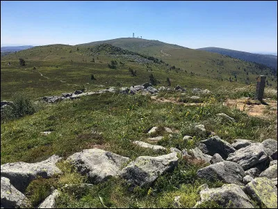 A quelle altitude situez-vous le point culminant du département ?