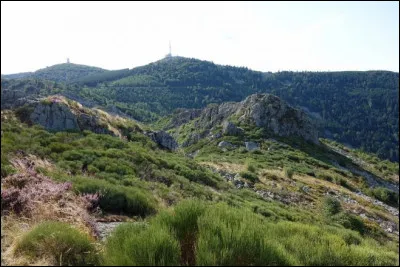 Quel est ce massif montagneux qui borde le département au sud-est et culmine au crêt de la Perdrix à 1 432 mètres d'altitude ?