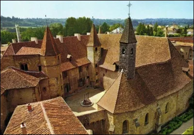 Quelle est cette petite ville de 3 700 habitants située dans le nord du département, à la limite du Charollais ?