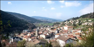Quelle est cette petite ville de 2 900 habitants, située dans le sud-est du département, sur le flanc sud du massif du Pilat ?