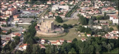 Quelle est cette ville thermale de 5 500 habitants, située dans le Forez, en bordure de la Loire ?