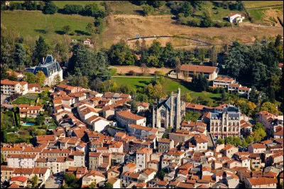 Quelle est cette ville de 5 800 habitants, située en bordure de la plaine du Forez, sur les contreforts des Monts du Lyonnais, connue pour la source Badoit ?