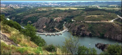 L'important lac de Grangent est une retenue d'eau longue de 21 km : sur quel cours d'eau se situe-t-il ?