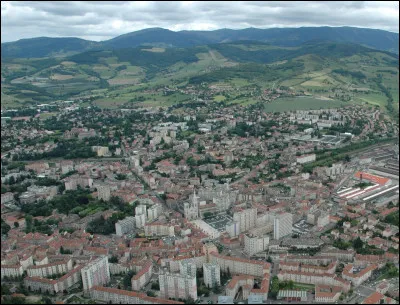 Quelle est cette ville de 35 000 habitants, située dans le sud-est du département, dans la vallée du Gier ?