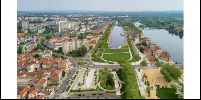 Quelle est cette ville de 34 700 habitants, sous-préfecture et deuxième centre urbain du département avec une agglomération de 80 000 habitants ?