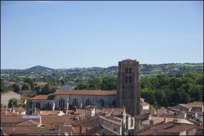 Quelle est cette ville de 16 000 habitants, sous-préfecture du département, située au pied des monts du Forez ?