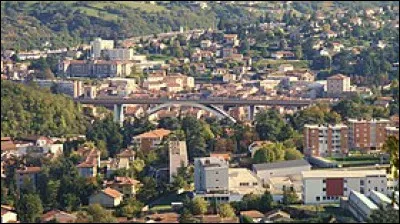 Quelle est cette ville de 15 200 habitants, bordée par le massif du Pilat au sud et les monts du Lyonnais au nord ?