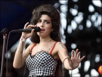 Amy Winehouse a interprété "Back to Black" en 2016.