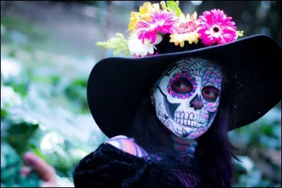 Comment s'appelle la célébration des défunts dans la culture mexicaine, qui mêle la joie de vivre et les couleurs et où les personnes qui y participent se maquillent, se déguisent et dansent ?
