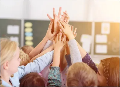 Complète la phrase : 
Il y a des apprentis dans…