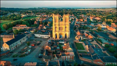 Quelle est cette ville de 6 000 habitants, située dans la vallée de la Somme à l'est d'Amiens et connue pour son ancienne abbaye royale ?