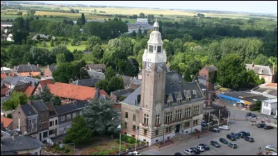 Quelle est cette ville de 5 600 habitants, située dans le Santerre, dans le sud-est du département, occupant une position de carrefour routier ?