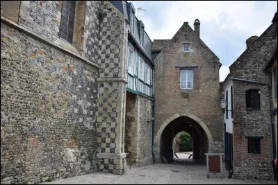 Quelle est cette petite ville de 2 300 habitants bâtie sur un promontoire qui domine la baie de Somme ?