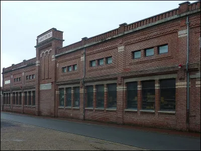 Quelle est cette petite ville de 3 200 habitants, située en bordure de la vallée de la Somme, entre Amiens et Abbeville, ancien centre d'industrie textile avec les usines Saint-Frères ?