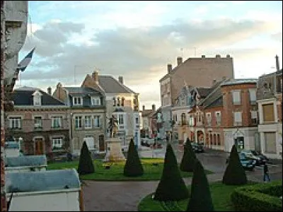 Quelle est cette petite ville de 4 400 habitants, située dans l'est du département, dans le Vermandois, connu pour les vestiges de son château fort ?