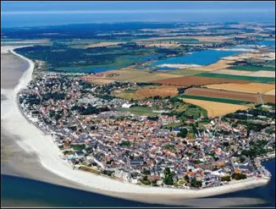 Quelle est cette petite ville de 2 000 habitants, station balnéaire située sur le rivage nord de la baie de Somme ?