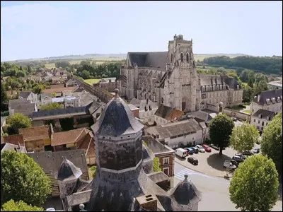 Quel est ce village du Ponthieu, situé près d'Abbeville, connu pour sa grande église abbatiale dont la façade est de style gothique flamboyant ?