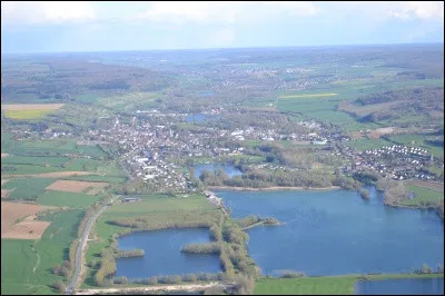 Quelle est cette petite ville de 2 400 habitants située dans le Vimeu et bordée par la Bresle ?