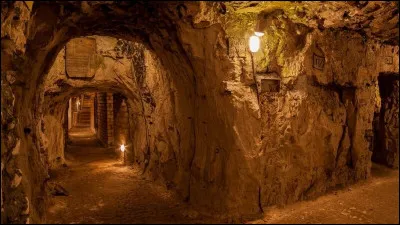 Quel est ce village, situé au nord d'Amiens, connu pour sa "cité souterraine", ensemble de carrières creusées et aménagées ?