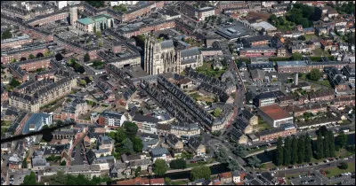 Quelle est cette ville de 22 600 habitants, sous-préfecture et deuxième ville du département ?