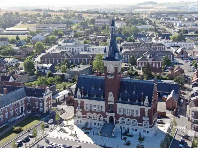 Quelle est cette ville de 9 800 habitants, située dans le nord-est du département, qui a été l'enjeu de nombreux combats pendant la Grande Guerre et a subi d'importantes destructions :