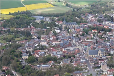Quelle est cette ville, sous-préfecture de 6 000 habitants située dans le sud-est du département dans une partie vallonnée du Santerre ?