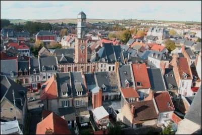 Quelle est cette ville de 5 800 habitants, située dans le nord du département, aux confins de l'Artois et du Ponthieu ?