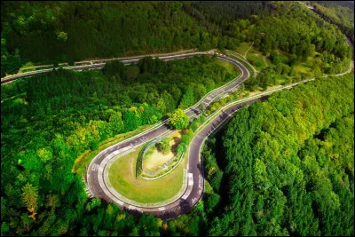 Site de test et de développement pour de nombreuses voitures, ce circuit se situe au milieu de la forêt dans le Land de Rhénanie-Palatinat, en Allemagne. Il est le circuit le plus long au monde. Quel est son nom ?