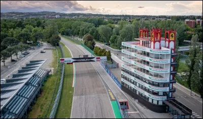 Nous sommes toujours en Italie, mais cette fois à Bologne, en Émilie-Romagne. Ce circuit a connu plusieurs modifications à la suite des tragiquement célèbres accidents de Roland Ratzenberger et Ayrton Senna en 1994. Quel est son nom ?