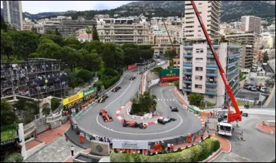 Ce circuit a la particularité de traverser une ville. Quand il n'y a pas de compétition, on peut rouler sur le tracé du circuit, la rue. Circuit très difficile, il est très étroit et est connu pour son célèbre tunnel. Dans quelle ville se situe-t-il ?