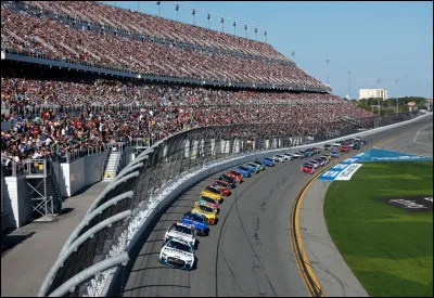 Très connu aux États-Unis, ce circuit de Floride accueille la plus célèbre course de NASCAR. Sa forme ovale et inclinée est caractéristique de la NASCAR. Quel est son nom ?