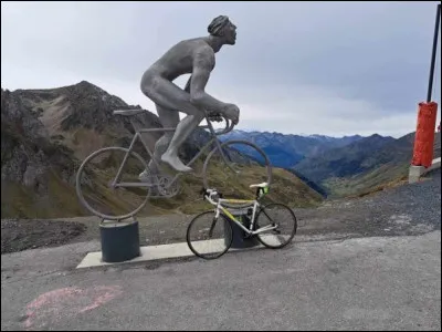 L'Adour, 308 km, descend de la montagne d'une altitude de 2 150 m, traverse les Hautes-Pyrénées, le Gers, les Landes et les Pyrénées-Atlantiques pour se jeter dans l'océan à Cap-Breton (jusqu'en 1572, voir commentaires) avant de plonger à proximité d'Anglet.
D'où vient-il ?