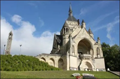 Quelle est cette commune du département de la Marne connue pour sa position pittoresque, son château et surtout sa chapelle du Mémorial des batailles de la Marne de la Première Guerre mondiale ?