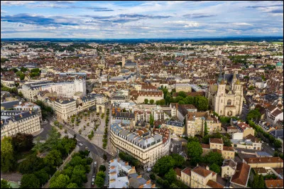 Quelle est cette commune, préfecture du département de la Côte-d'Or, célèbre pour sa moutarde et son cassis ?