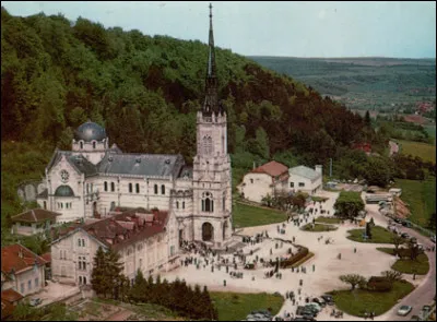 Quelle est cette commune du département des Vosges, lieu de naissance Jeanne d'Arc ?