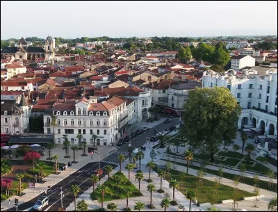 Quelle est cette commune du département des Landes, cité thermale et touristique, célèbre pour ses fêtes estivales animées ?