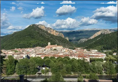 Quelle est cette commune, préfecture du département des Alpes-de-Haute-Provence, célèbre station thermale ?
