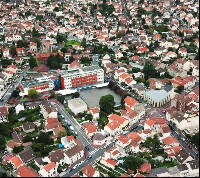 Quelle est cette commune du département de de Seine-Saint-Denis, noeud ferroviaire important, mais tristement célèbre pour être de 1941 à 1944 le centre des déportations des juifs vers les camps nazis ?