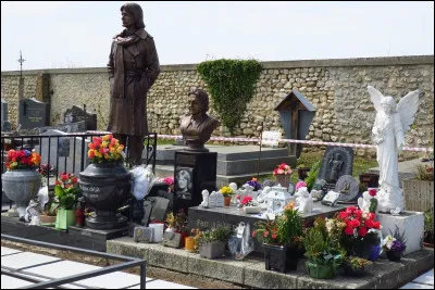 Quelle est cette commune du département de l'Essonne, lieu de résidence de Claude François, inhumé dans le cimetière du village, lieu de pèlerinage de ses fans ?