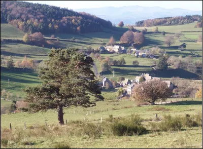 Quelle est cette commune du département du Cantal au nom bizarre ?
